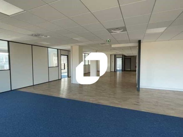 A proximité de l'autoroute A4 et du RER A Val d'E