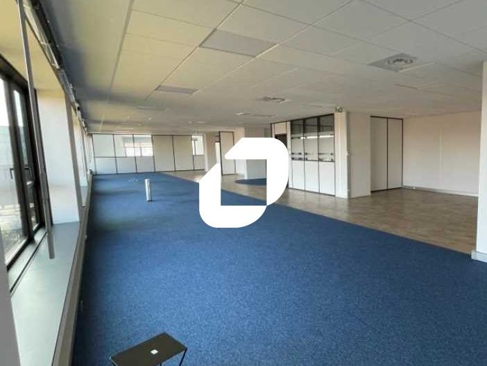 A proximité de l'autoroute A4 et du RER A Val d'E