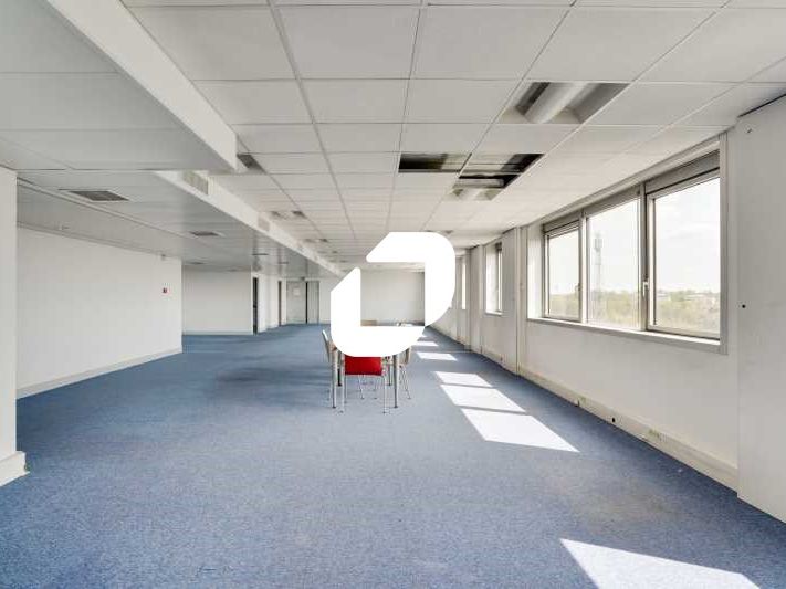 Situés à proximité immédiate de l'autoroute A4 et