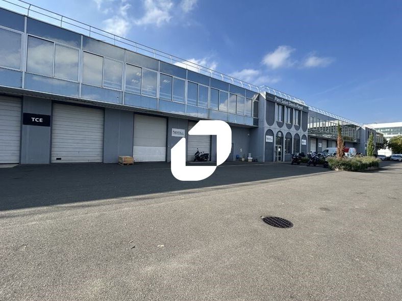 Situé au pied des principaux axes autoroutiers, d