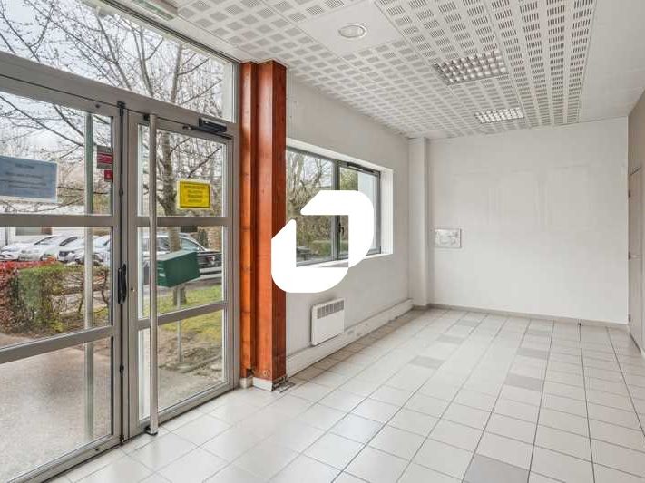 Situé au coeur de la ZI du Bourget avec accès dir