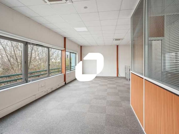 Situé au coeur de la ZI du Bourget avec accès dir