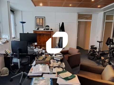 Idéalement situé au pied du métro Ligne 9 - stati