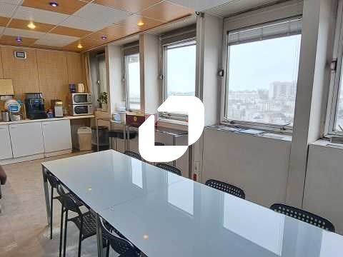 Idéalement situé au pied du métro Ligne 9 - stati