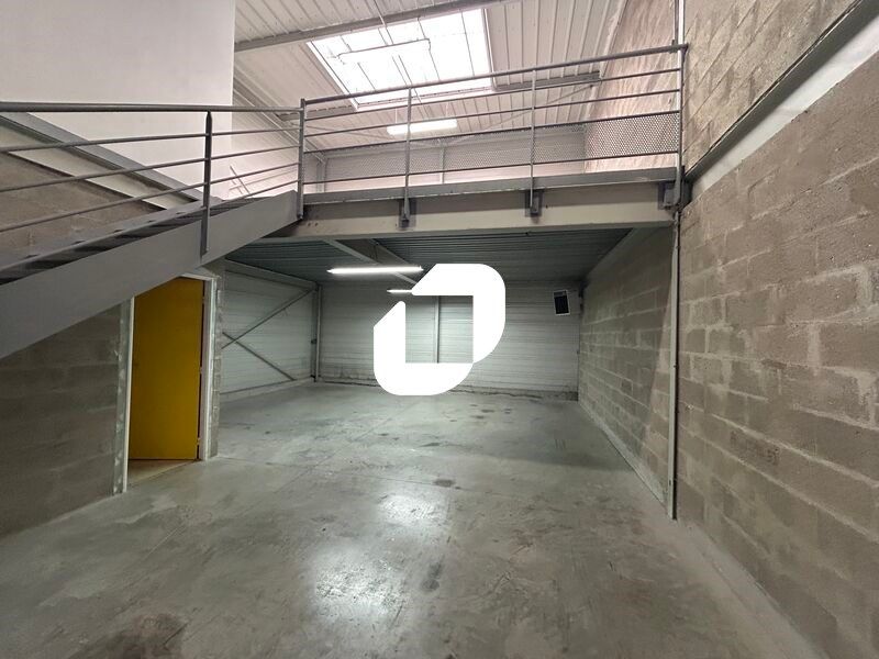 Au coeur d'une zone d'activités et à proximité im