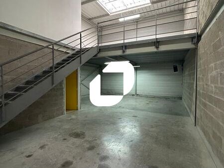 Au coeur d'une zone d'activités et à proximité im