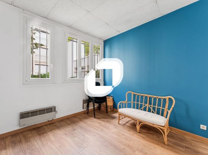 Située dans un quartier vivant du sud parisien, b