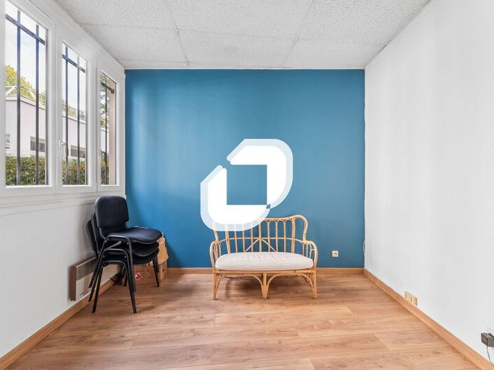 Située dans un quartier vivant du sud parisien, b