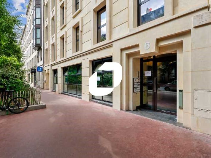 Dans un bel immeuble de bureaux à toute proximité