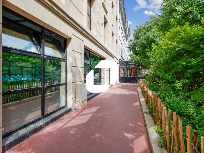 Dans un bel immeuble de bureaux à toute proximité