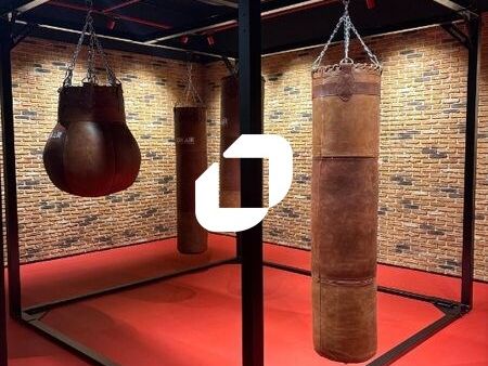 Dans un immeuble mixte livré en 2022, à proximité