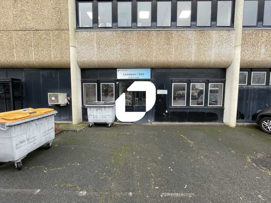 Idéalement situé au pied de l'autoroute A10 et à 