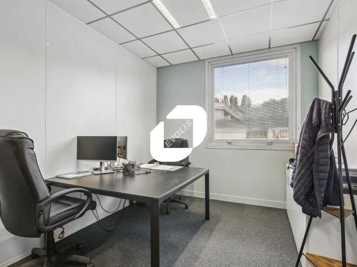 Situé proche des autoroutes A1, A3, et N104 et à 