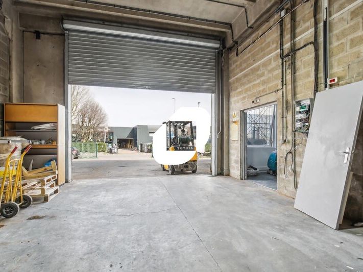 Situé dans la zone d'activité de l'Escouvrier à S