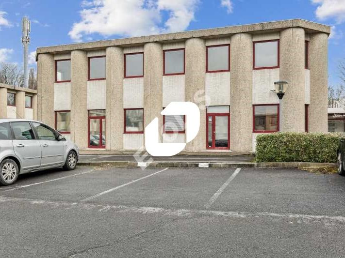 Situé proche des autoroutes A1, A3, et N104 et à 