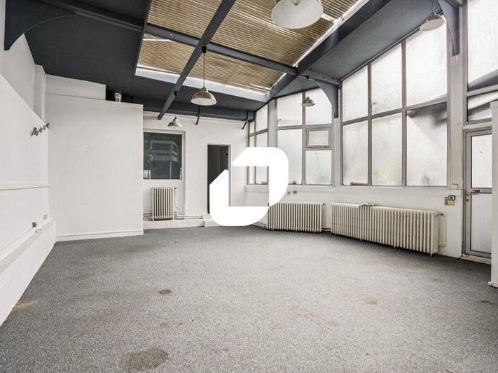 Au sein d'une jolie rue privée très calme entre M