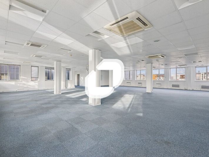 Idéalement positionnés à Neuilly-Plaisance, à pro