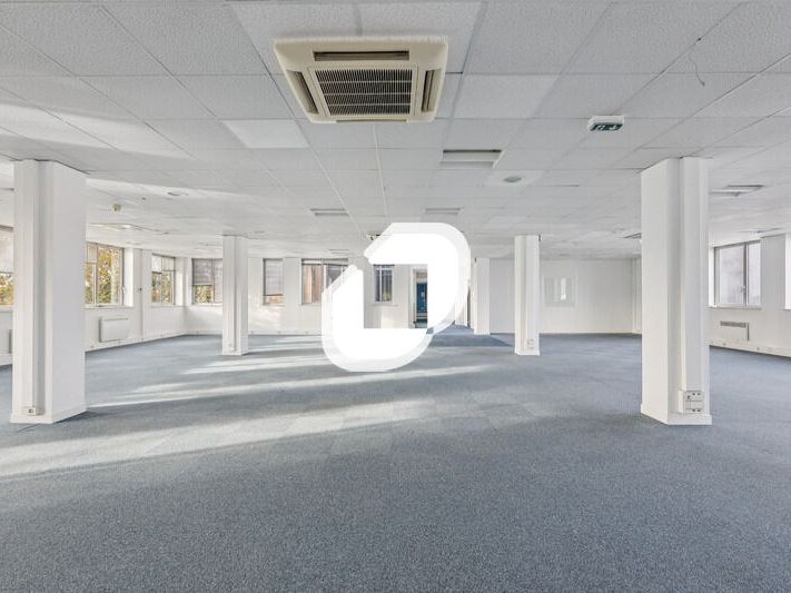 Idéalement positionnés à Neuilly-Plaisance, à pro