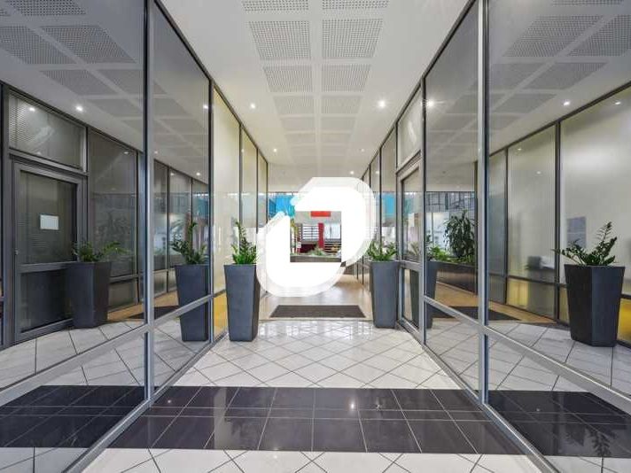 A proximité immédiate des axes autoroutiers A4 et