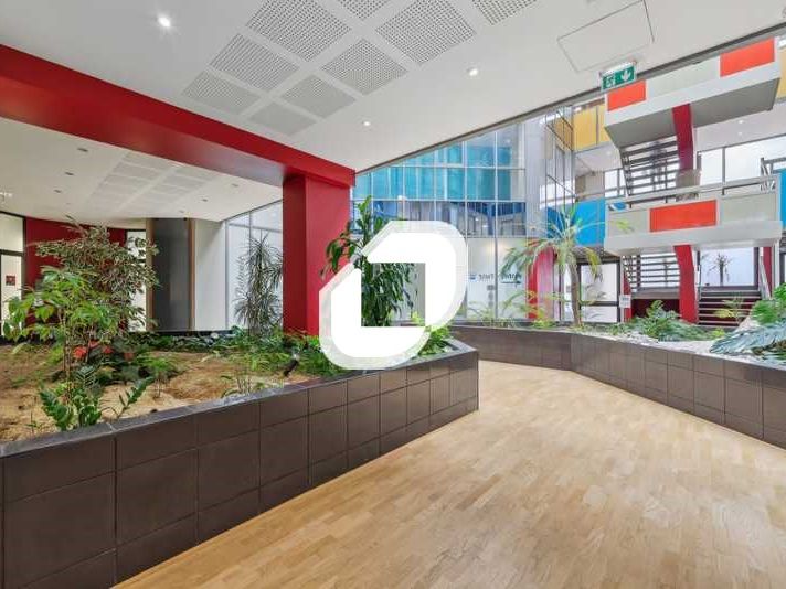 A proximité immédiate des axes autoroutiers A4 et