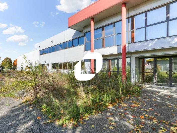 Situé au pied de l'Autoroute A6 et à proximité de