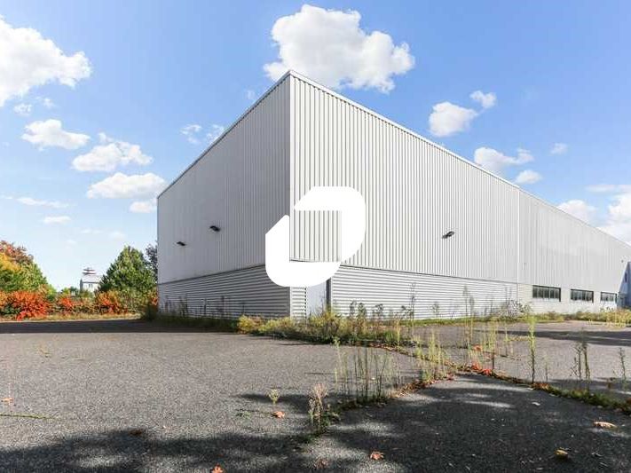 Situé au pied de l'Autoroute A6 et à proximité de