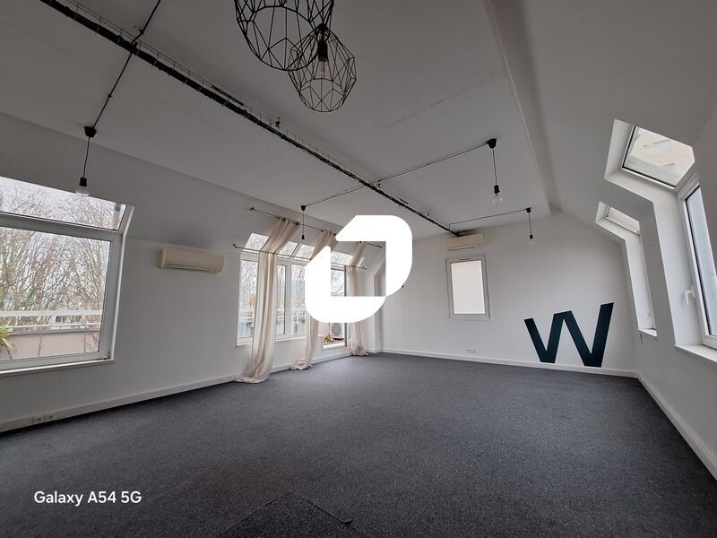 Bureaux au dernier étage d'un immeuble tertiaire.