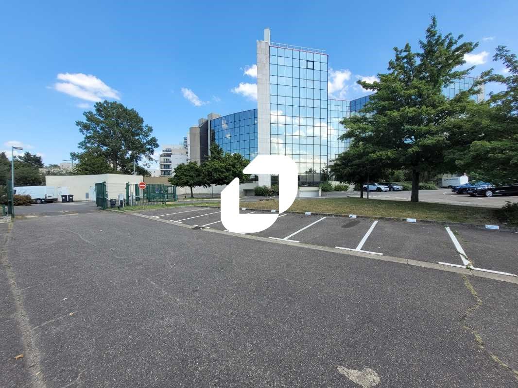 Idéalement situé au carrefour de l'Autoroute A6 e