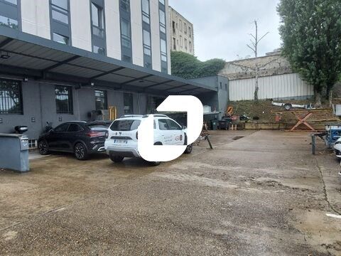 A Saint Denis, au rez-de-chaussée d'un immeuble t