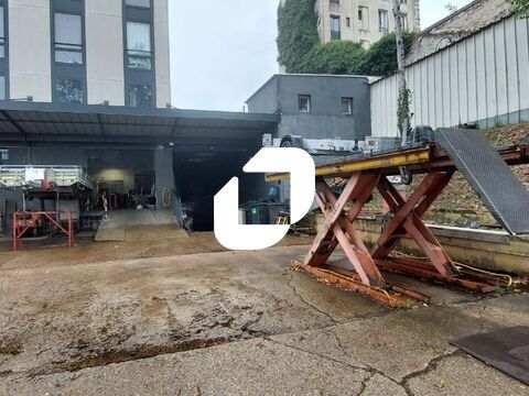 A Saint Denis, au rez-de-chaussée d'un immeuble t