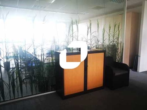 Situé à Serris, au pied du RER A "Val d'Europe" e