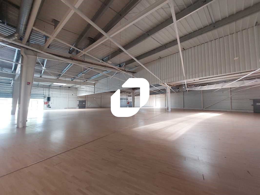 Au sein de la zone commerciale de PARIWEST à Maur