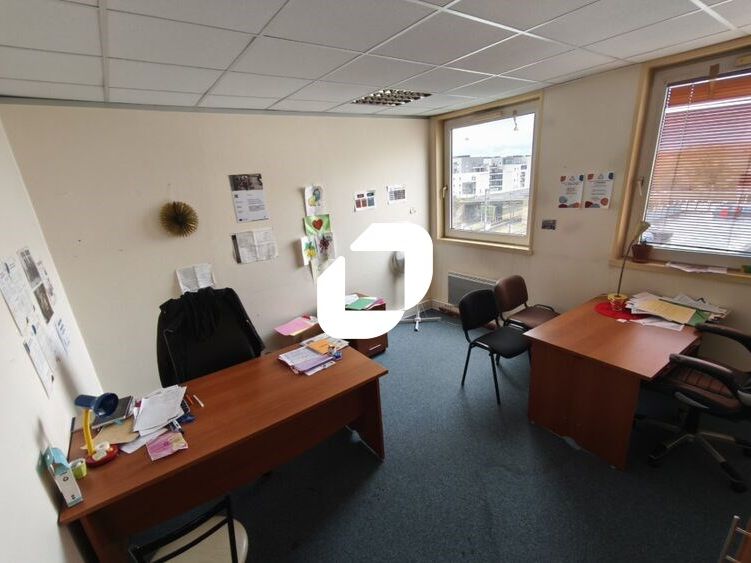 Situé à proximité immédiate du RER E station « Bo