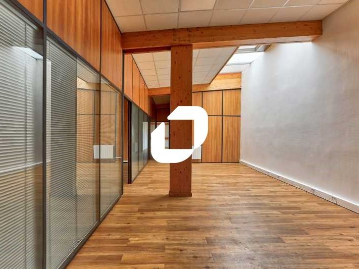 Situé à Linas dans une zone d'activité et à proxi