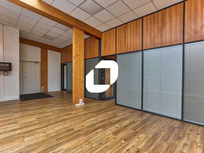 Situé à Linas dans une zone d'activité et à proxi