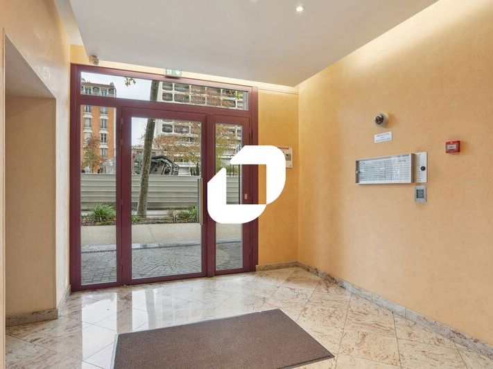 Idéalement situé entre l'espalanade de La Défense