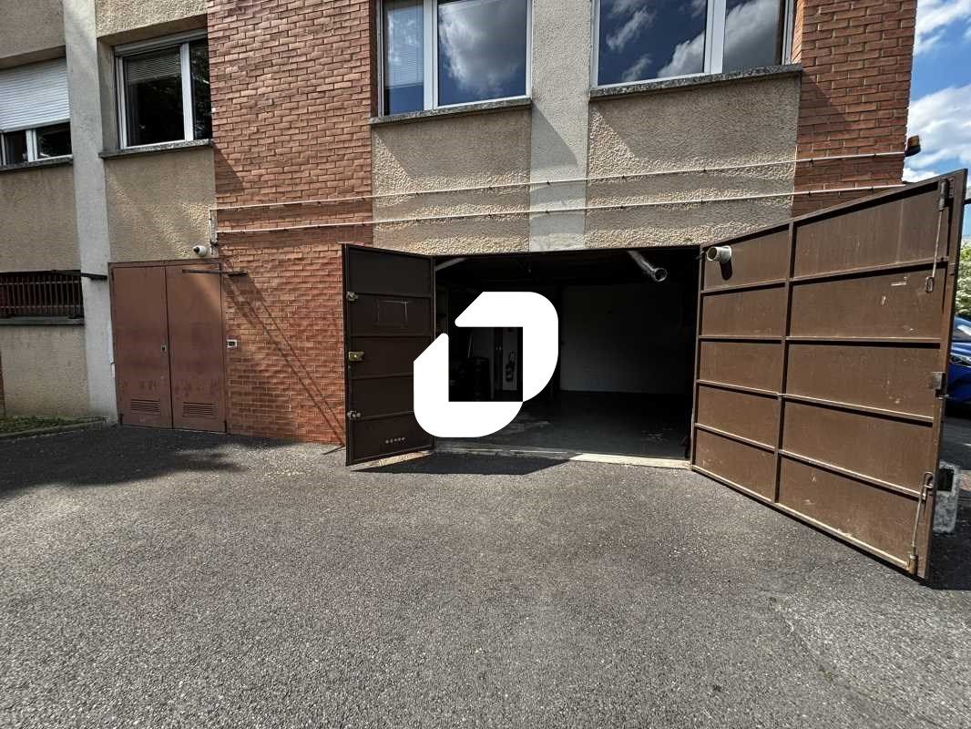 À Évry, IMMPROVE vous propose à la location 260 m