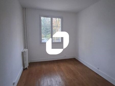 Au sein d'un immeuble de bonne facture, découvrez