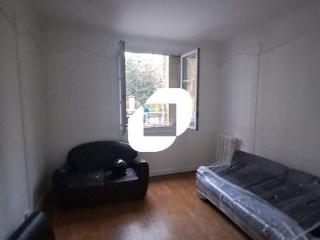 Au sein d'un immeuble de bonne facture, découvrez