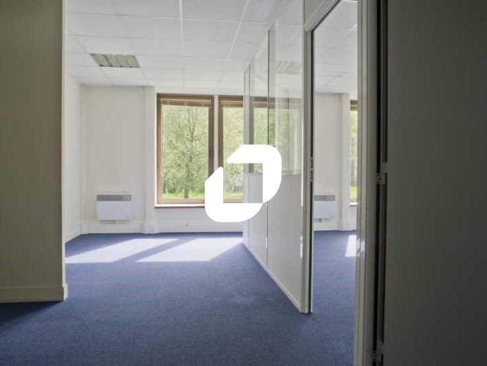 Situé à Croissy Beaubourg, dans un parc verdoyant