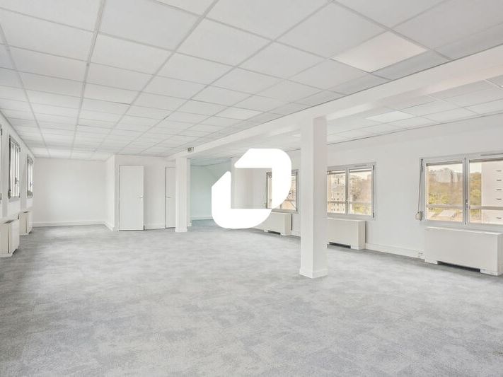 En centre ville, à proximité immédiate du métro (