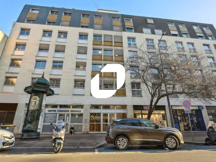 En centre ville, à proximité immédiate du métro (