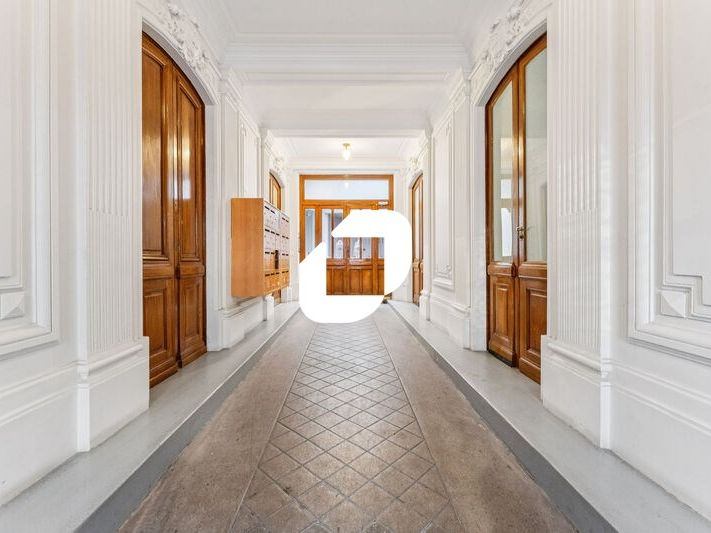 Situé à proximité des Champs Elysées et à deux pa