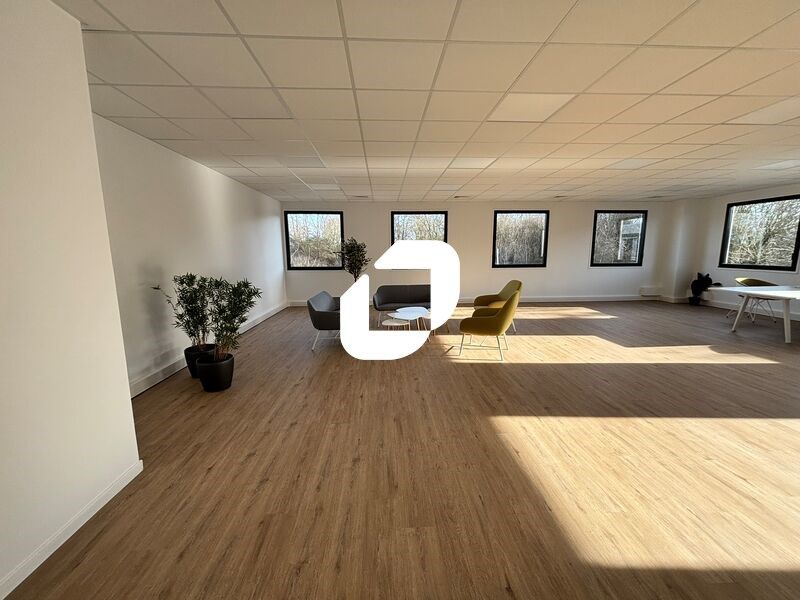 A Lisses, au pied de l'autoroute A6 et proximité 