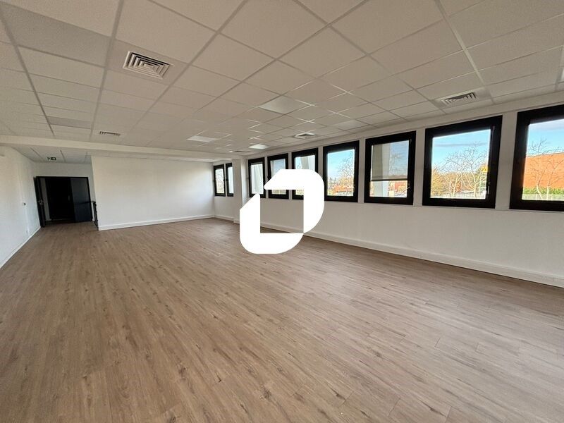 A Lisses, au pied de l'autoroute A6 et proximité 