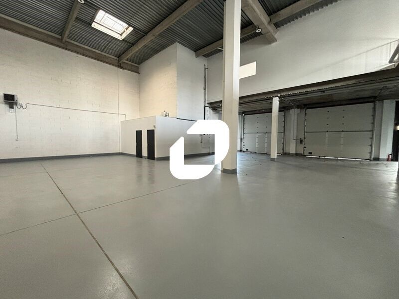 A Lisses, au pied de l'autoroute A6 et proximité 