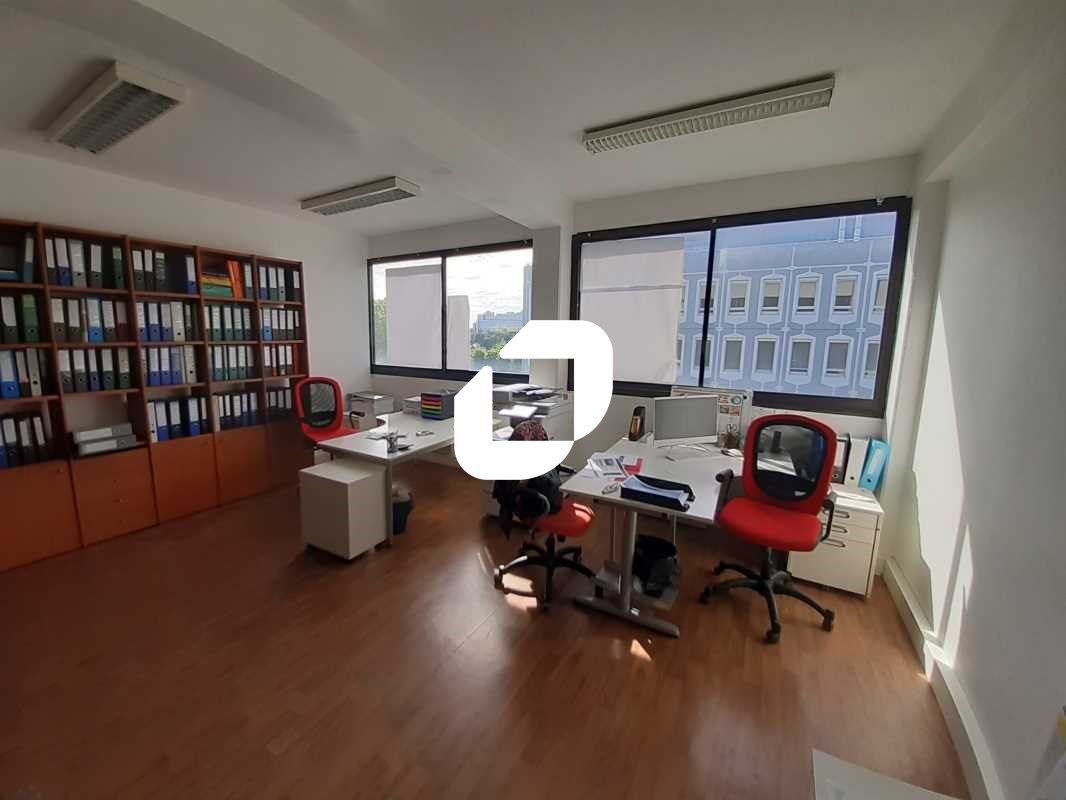 Nichés stratégiquement à Noisy-le-Grand, ces bure