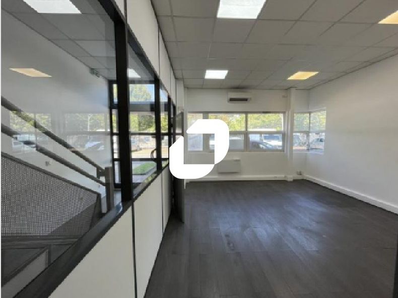 Situés à Bondy en Zone Franche Urbaine à proximit