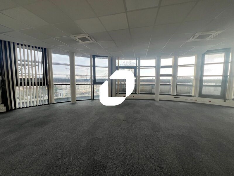 À proximité immédiate de la gare et du Tribunal J