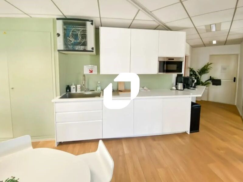 Dans un immeuble standing au pied du RER A Parc S